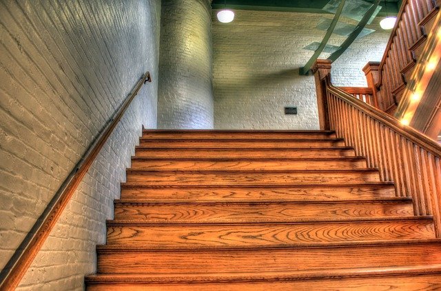 Čím se liší schodiště interiérové od toho exteriérového